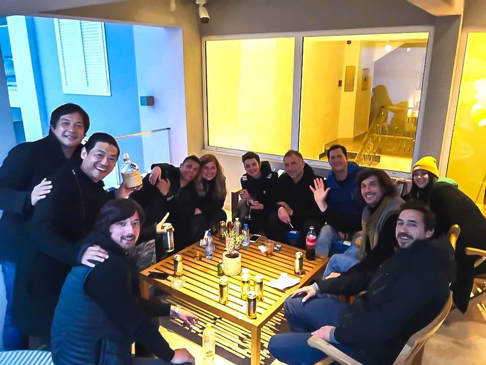 クランクアップの翌朝、出発直前の小松さん(左端)と同じくエキストラの横尾さん(その右隣)がホテルのテラスに集まっていたスタッフと記念撮影(本人提供)