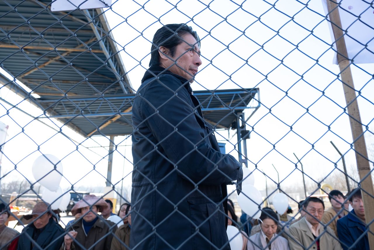 ヤマザキがチッソ社前で座り込みを行う漁民たちを鼓舞。前列の左から3人目、帽子をかぶり風船を持っているのが小松さん ©2020 MINAMATA FILM, LLC ©Larry Horricks