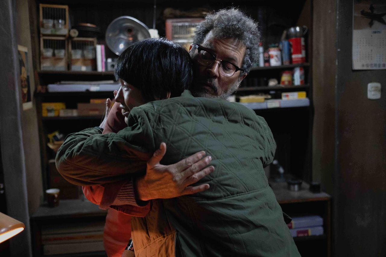 水俣病で障害を負った青年(青木紬)と交流するユージン ©2020 MINAMATA FILM, LLC ©Larry Horricks