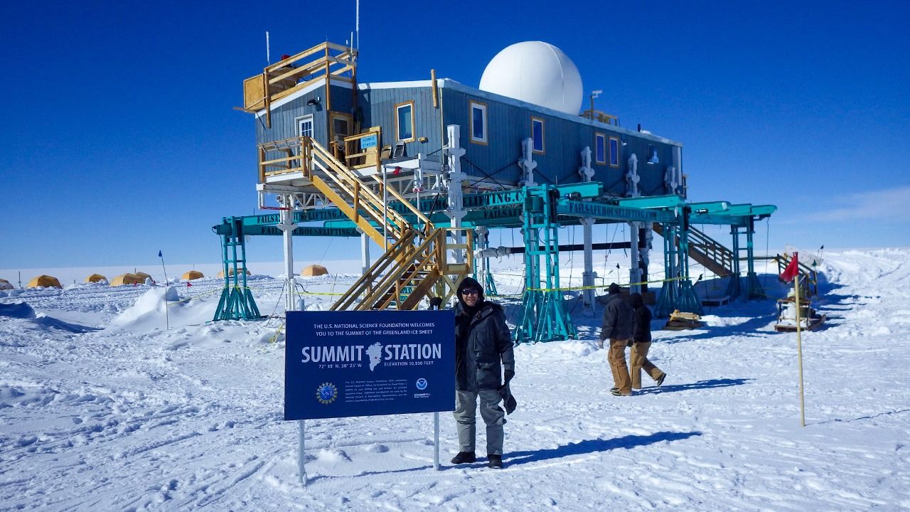 将来、GLTを移設する予定のグリーンランド山頂基地を訪れた時の松下聡樹氏