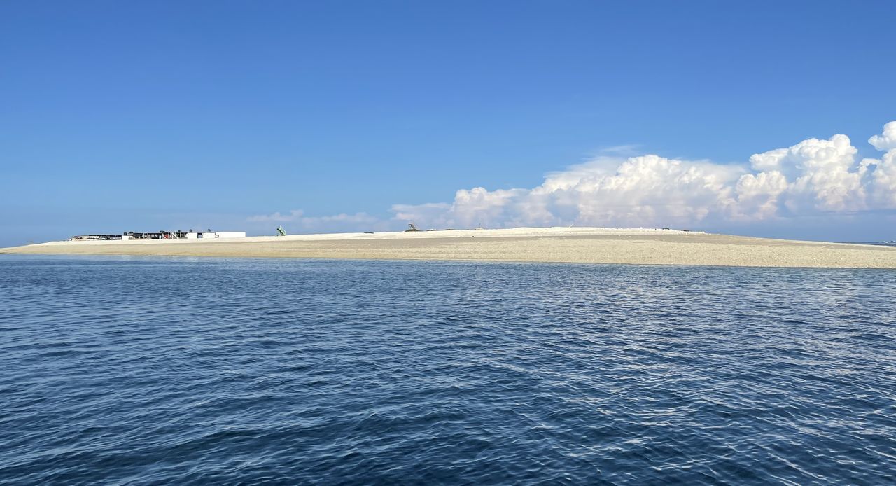澎澎灘は海積と波浪によって形成された巨大な砂州で、純白の砂浜がまぶしい。吹き付ける風や海流、干満によって、場所や面積、形状が変化するのが特色となっている