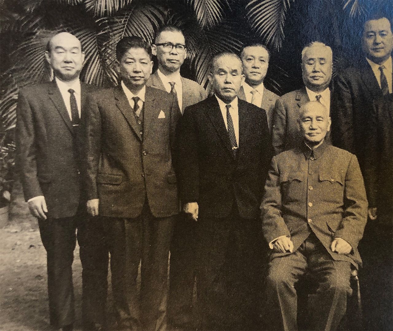 蒋介石（右前方）と戸梶さん（左から2人目、新田豊子さん提供）