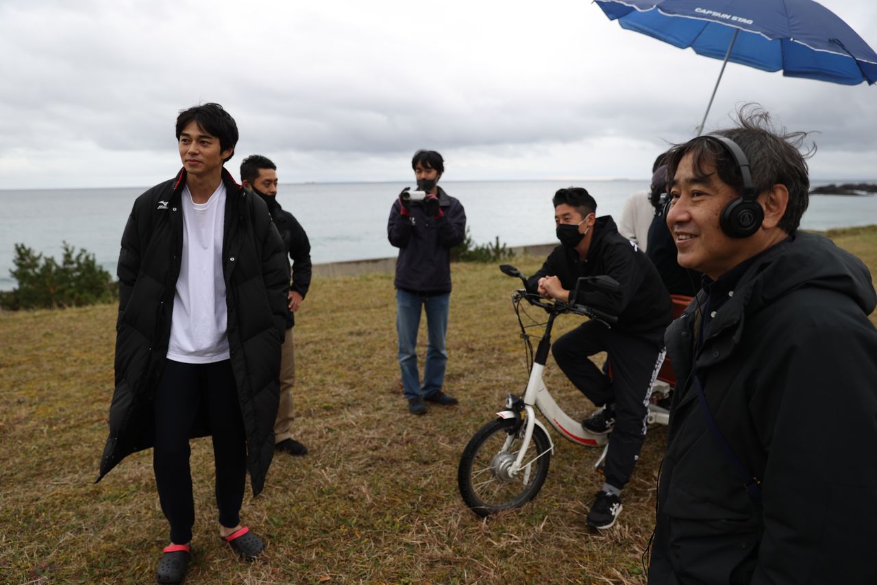 主演に東出昌大を迎え、『草の響き』の撮影に臨む斎藤久志監督(右端)© 2021 HAKODATE CINEMA IRIS