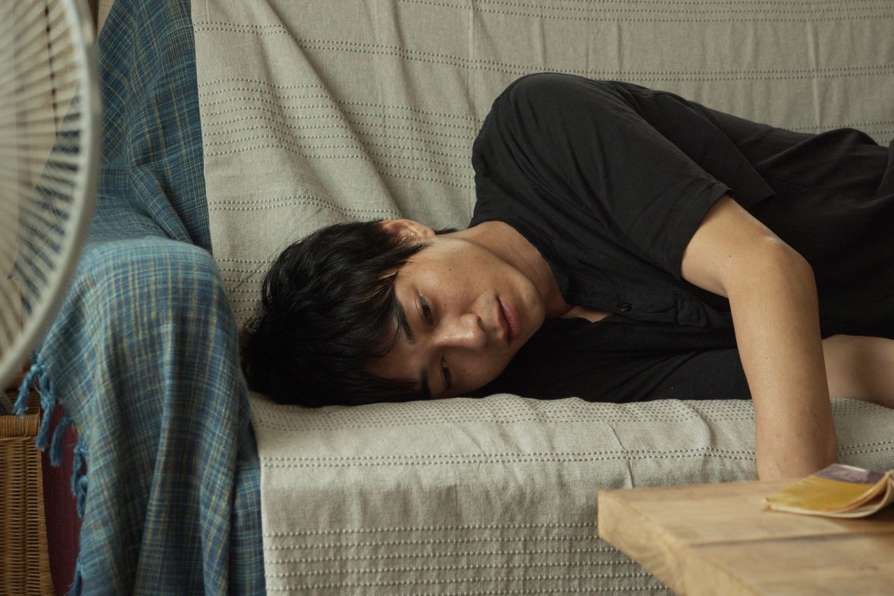 東京暮らしで心を病み函館に戻ってきた和雄(東出昌大)© 2021 HAKODATE CINEMA IRIS