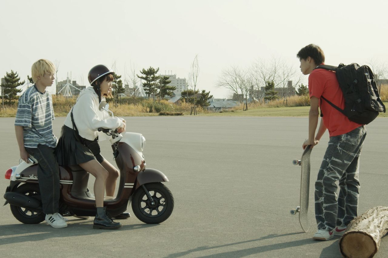 札幌から函館に引っ越してきた彰(Kaya、右)は、弘斗(林裕太)とその姉・恵美(三根有葵)と知り合う © 2021 HAKODATE CINEMA IRIS