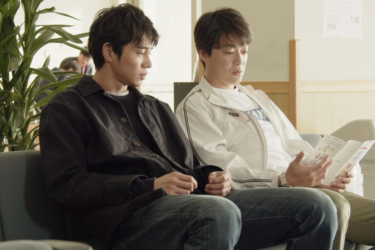 心の折れた和雄を友人の研二(大東駿介)が病院へ連れていく © 2021 HAKODATE CINEMA IRIS