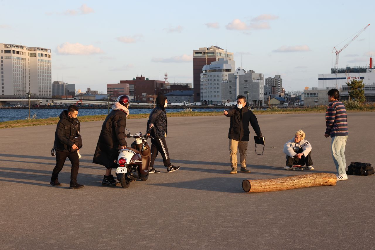 函館湾の人工島「緑の島」での撮影風景 © 2021 HAKODATE CINEMA IRIS