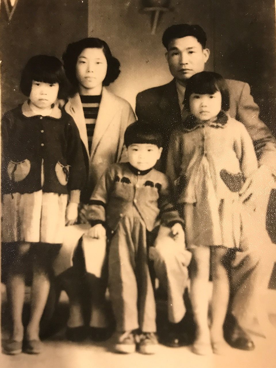 台湾雲林出身の王水練氏（後列右）が、戦後台湾に戻った際に撮影した家族写真。左が雪美さん