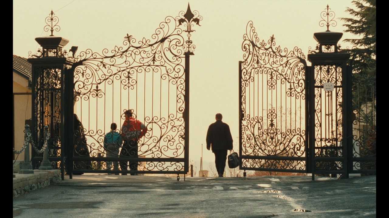 中年男が奇妙な方法による自殺を計画し、協力者を探す『桜桃の味』。1997年のカンヌ国際映画祭で今村昌平監督の『うなぎ』とともにパルムドールを受賞した　©1997 Abbas Kiarostami