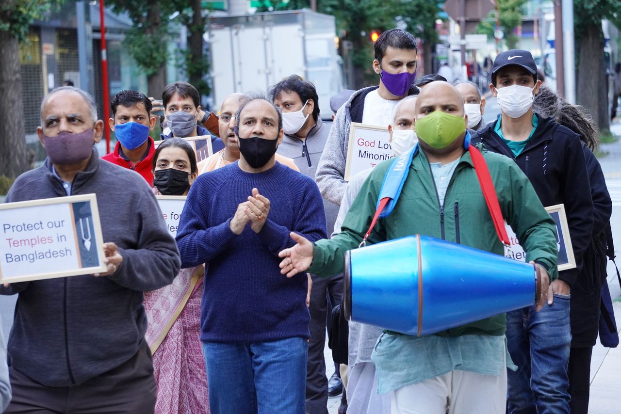 デモの参加者たちの中にはヒンドゥー教の太鼓を打ち鳴らしながら歌う一団も　撮影：室橋裕和