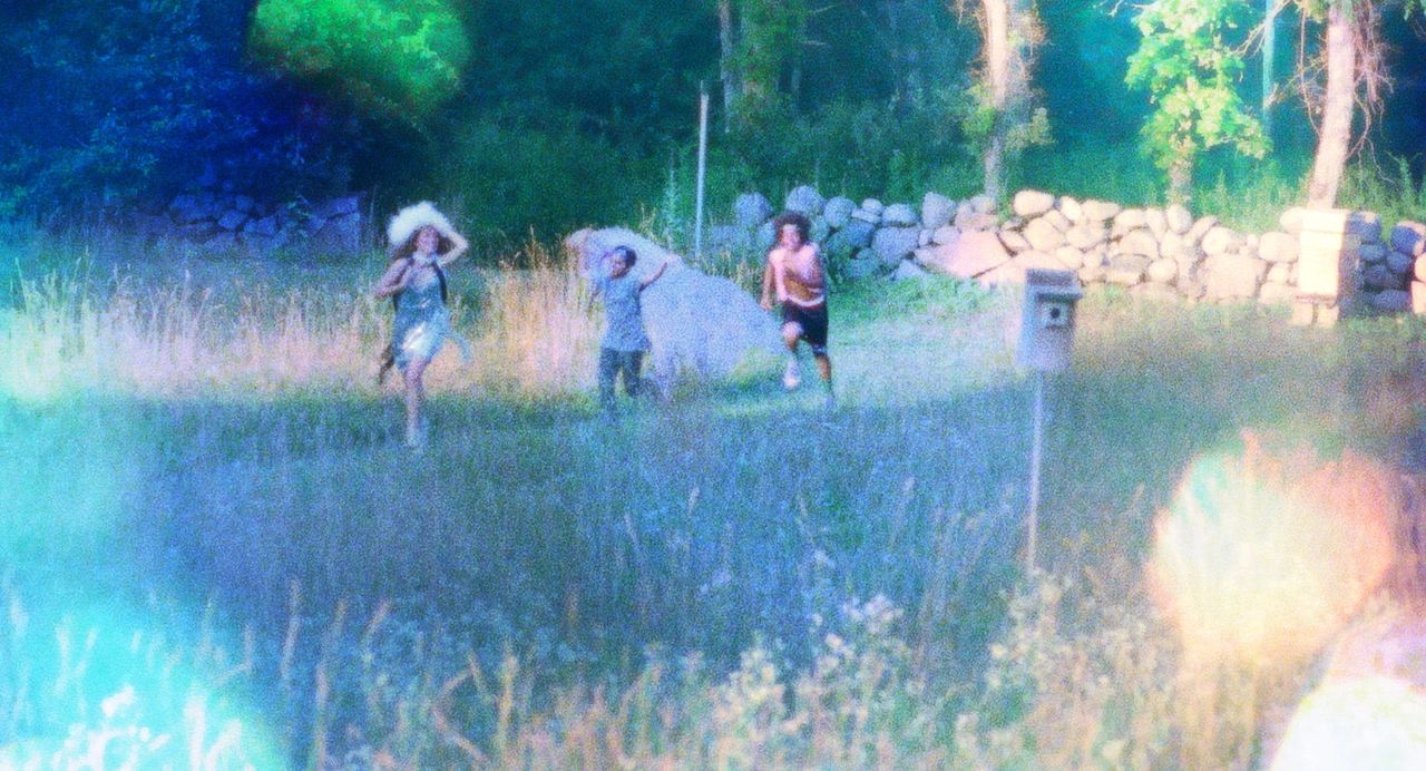 モノクロの世界に時おり入り込むカラーのシーンがみずみずしい ©️2019 BLACK HORSE PRODUCTIONS. ALL RIGHTS RESERVED