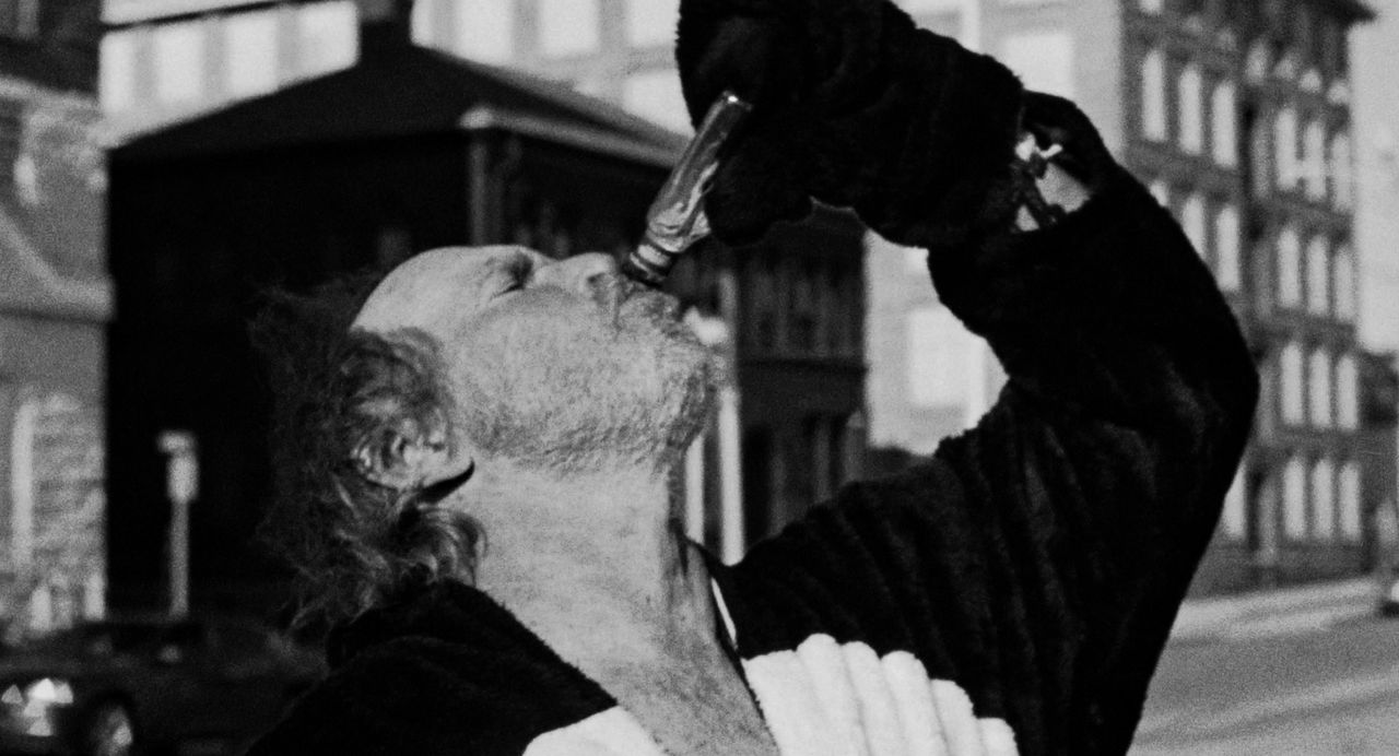 パンダの着ぐるみ姿で酒をあおる父アダム役のウィル・パットン ©️2019 BLACK HORSE PRODUCTIONS. ALL RIGHTS RESERVED