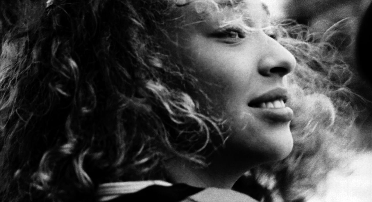 タイトルの『スウィート・シング』はヴァン・モリソンの曲名から。音楽もこの映画の魅力の一つ。ラナが美しい歌声を聴かせる ©️2019 BLACK HORSE PRODUCTIONS. ALL RIGHTS RESERVED