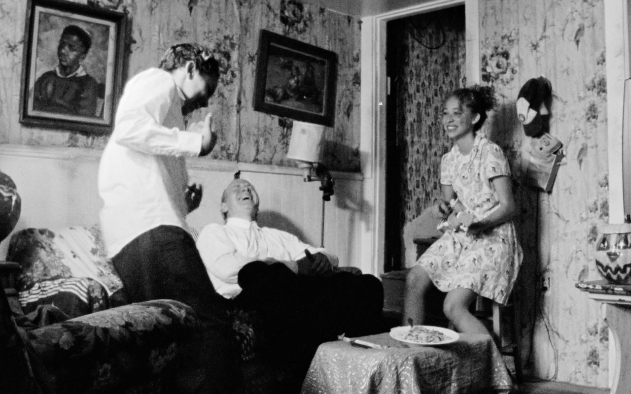 アルコール依存症を治療する施設から父が退院、再会を喜ぶ3人 ©️2019 BLACK HORSE PRODUCTIONS. ALL RIGHTS RESERVED