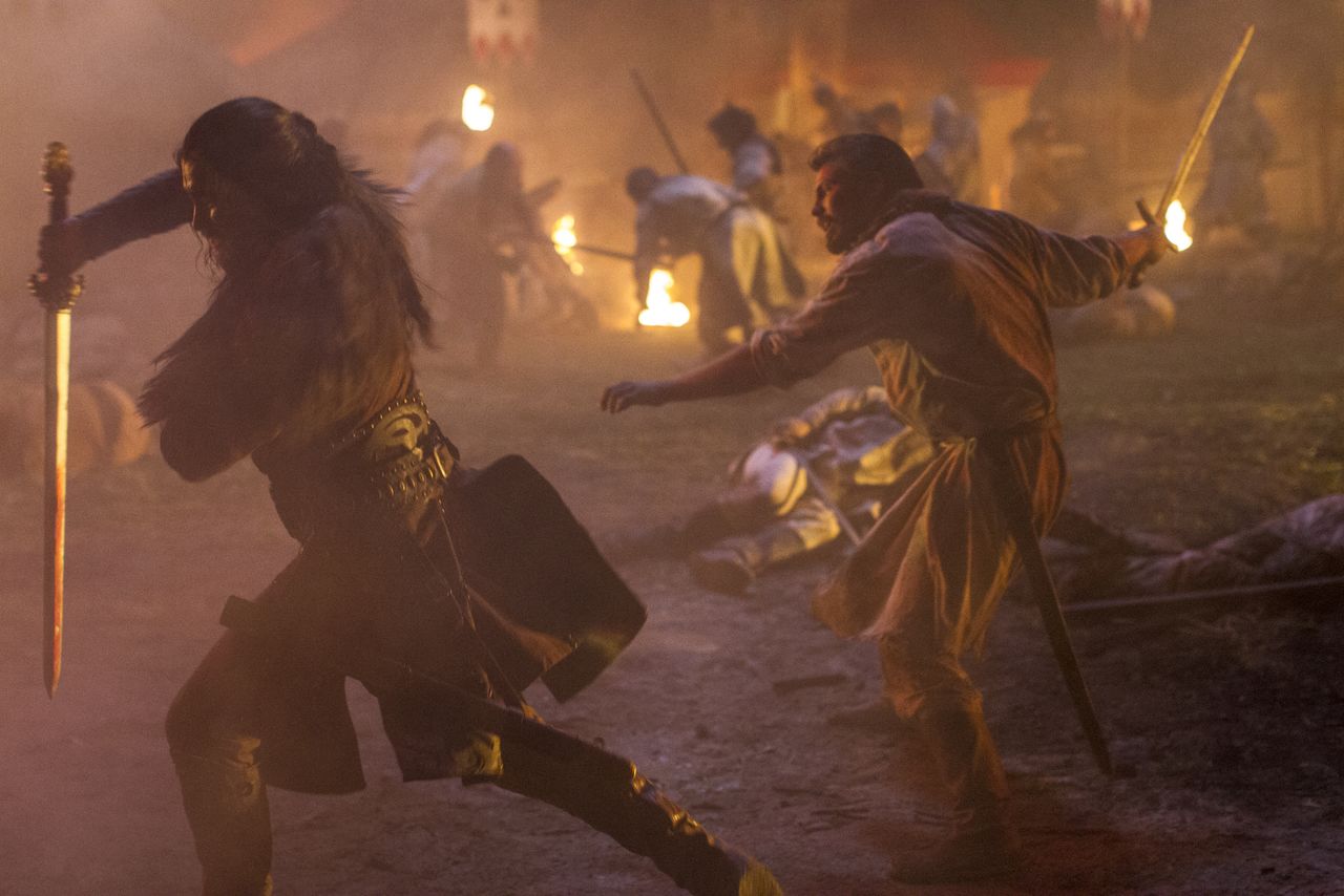 夜の戦闘シーンは迫力満点。左は皇太子チンキム Netflix『マルコ・ポーロ』