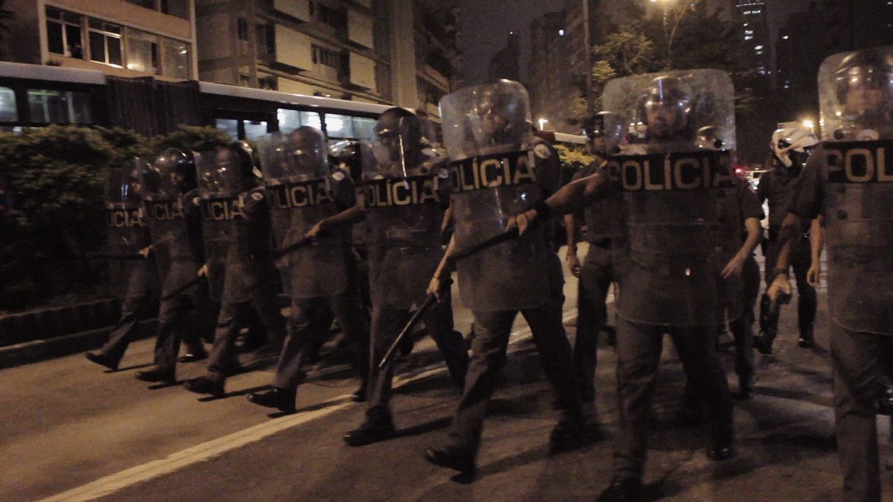 デモ隊の排除に向かう軍警察。警棒でシールドを叩く音で威嚇する