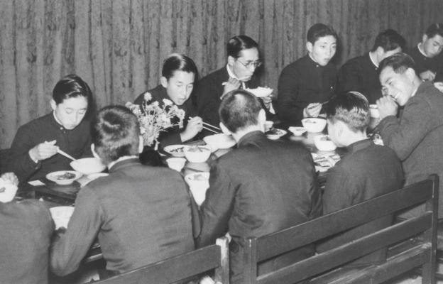 学習院高等科時代、一般の生徒と共同生活を送った清明寮で食事をされる継宮さま（上皇陛下、奥左から2人目）＝1949年12月