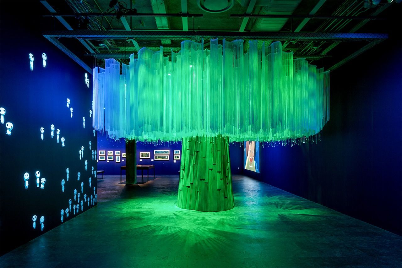 マジカルフォレストゾーン中央にある巨木は『もののけ姫』から。（© Joshua White/Academy Museum Foundation）