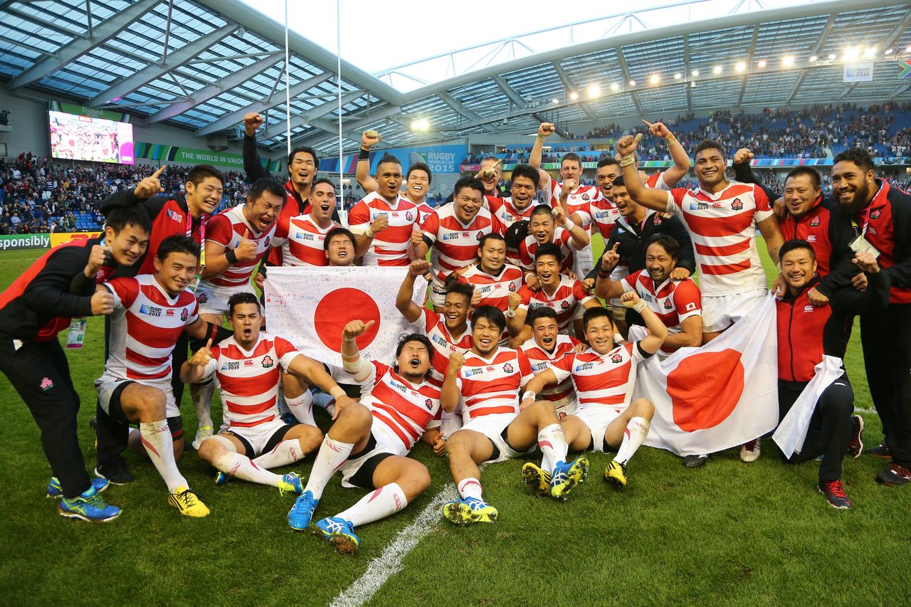 南アフリカから歴史的勝利を挙げた試合終了後の日本代表選手たち。2015年9月19日、イギリス・グロスター［〔C〕JRFU 2015, photo by H.Nagaoka］（時事）