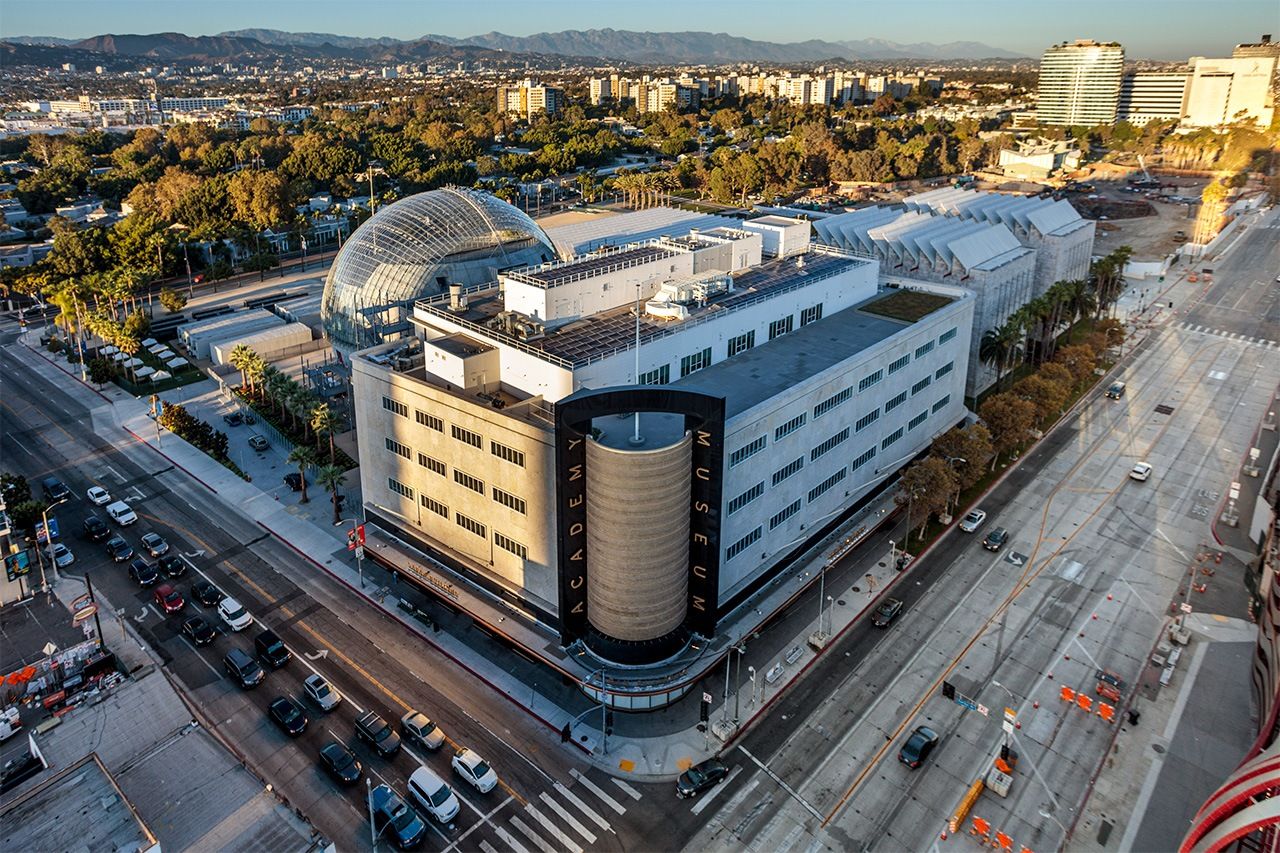 ロサンゼルス中心部のウィルシュアー大通りとフェアファックス通りの角に建っており、すぐ隣には西海岸最大規模のロサンゼルス・カウンティ美術館がある。（© Joshua White/Academy Museum Foundation）