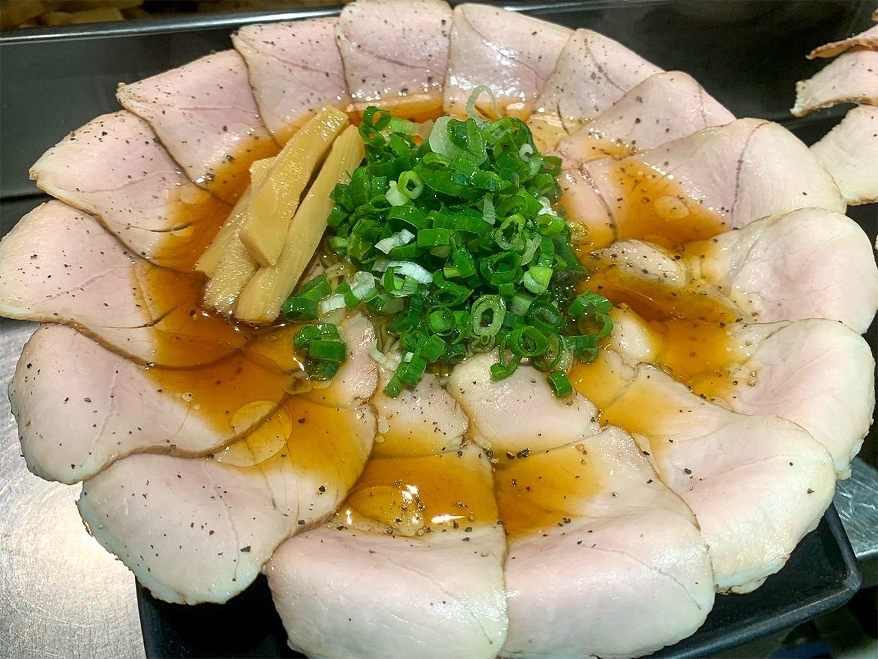 「鷹流東京醤油拉麺 蘭丸」のラーメン（鷹峰涼一さん提供）