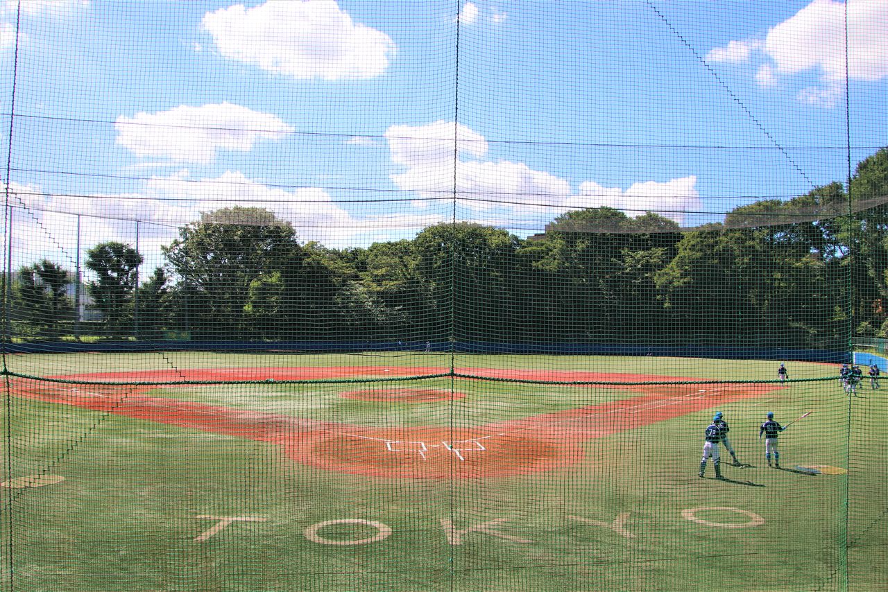 秀才たちが忙しい授業の合間を縫って野球に打ち込む「東大球場」。文京区の農学部キャンパス敷地内にあり、人工芝は神宮球場と同じものが採用されている　写真提供：東大野球部