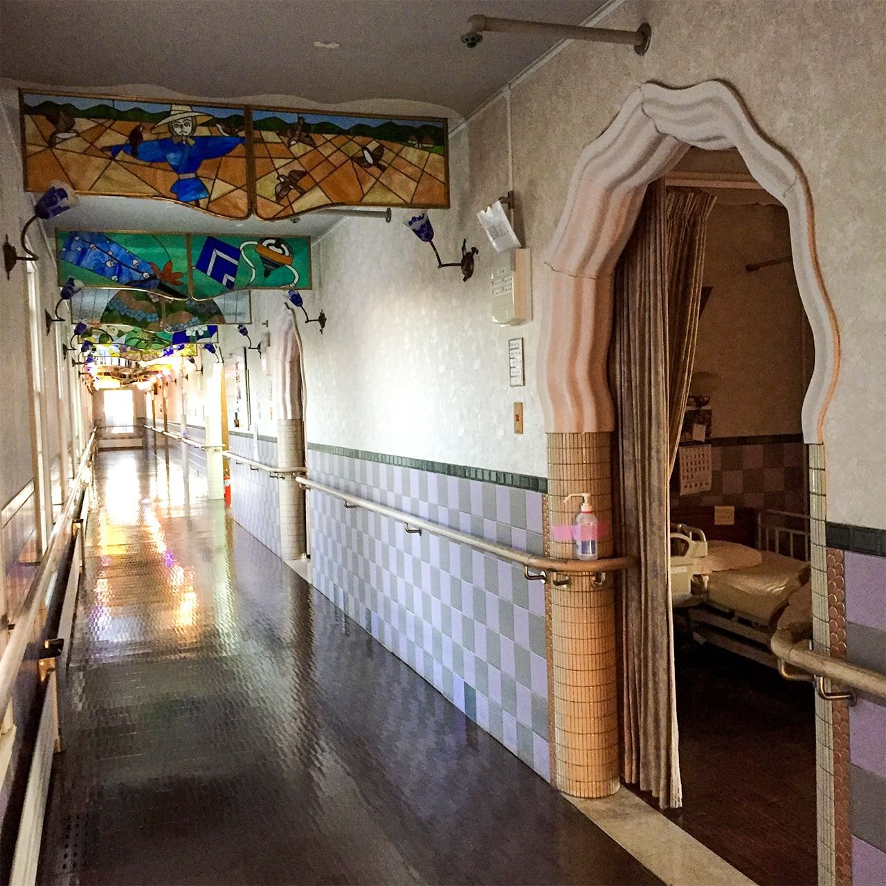 「向台老人ホーム無量寿舞」　廊下の天井には四季折々のステンドグラスがある