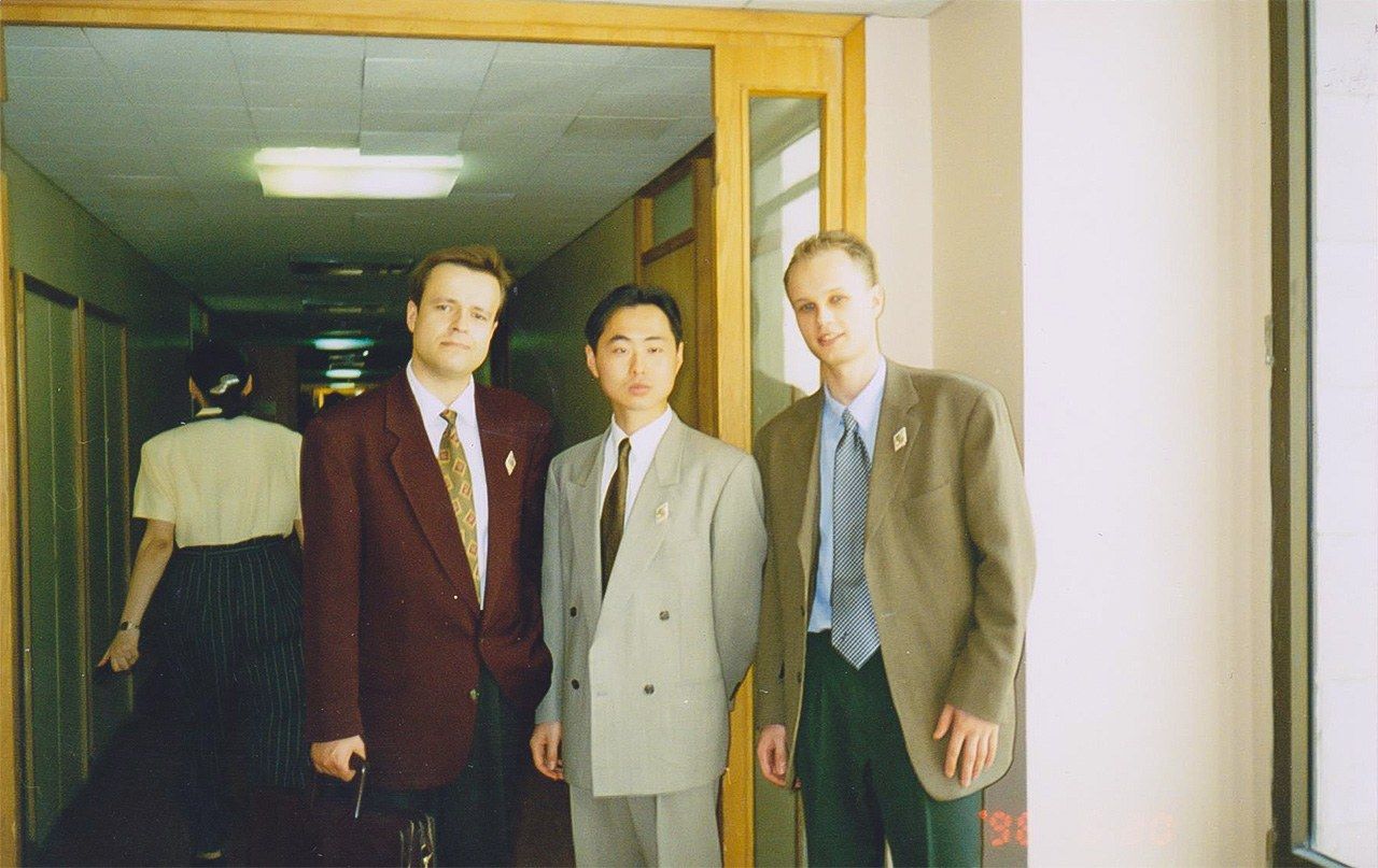留学先のモスクワ国際関係大学の同級生と筆者（中央）1996年　筆者提供