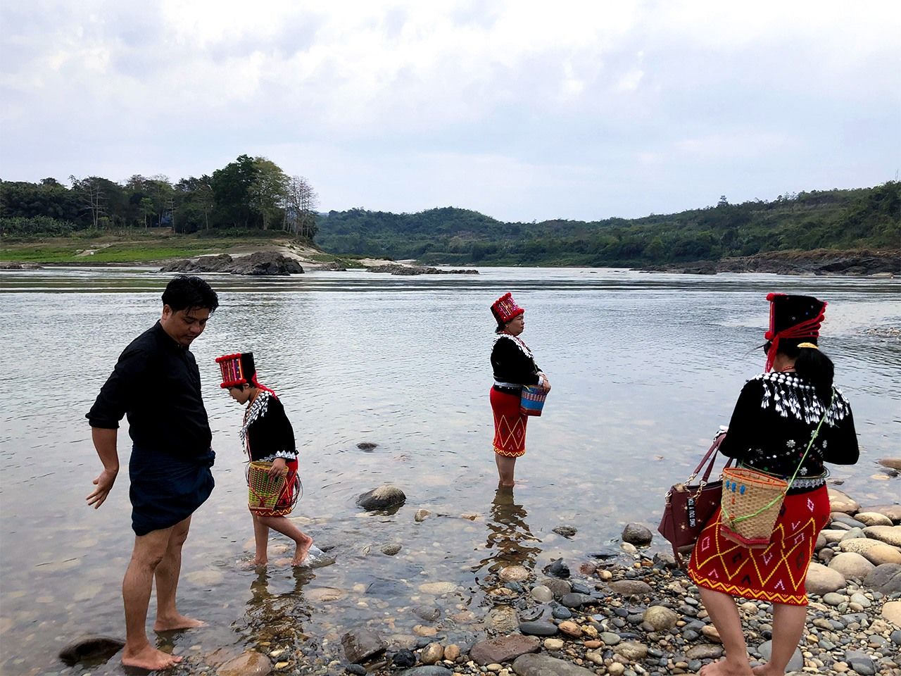 ミッソンの川の合流地点(野嶋写す)
