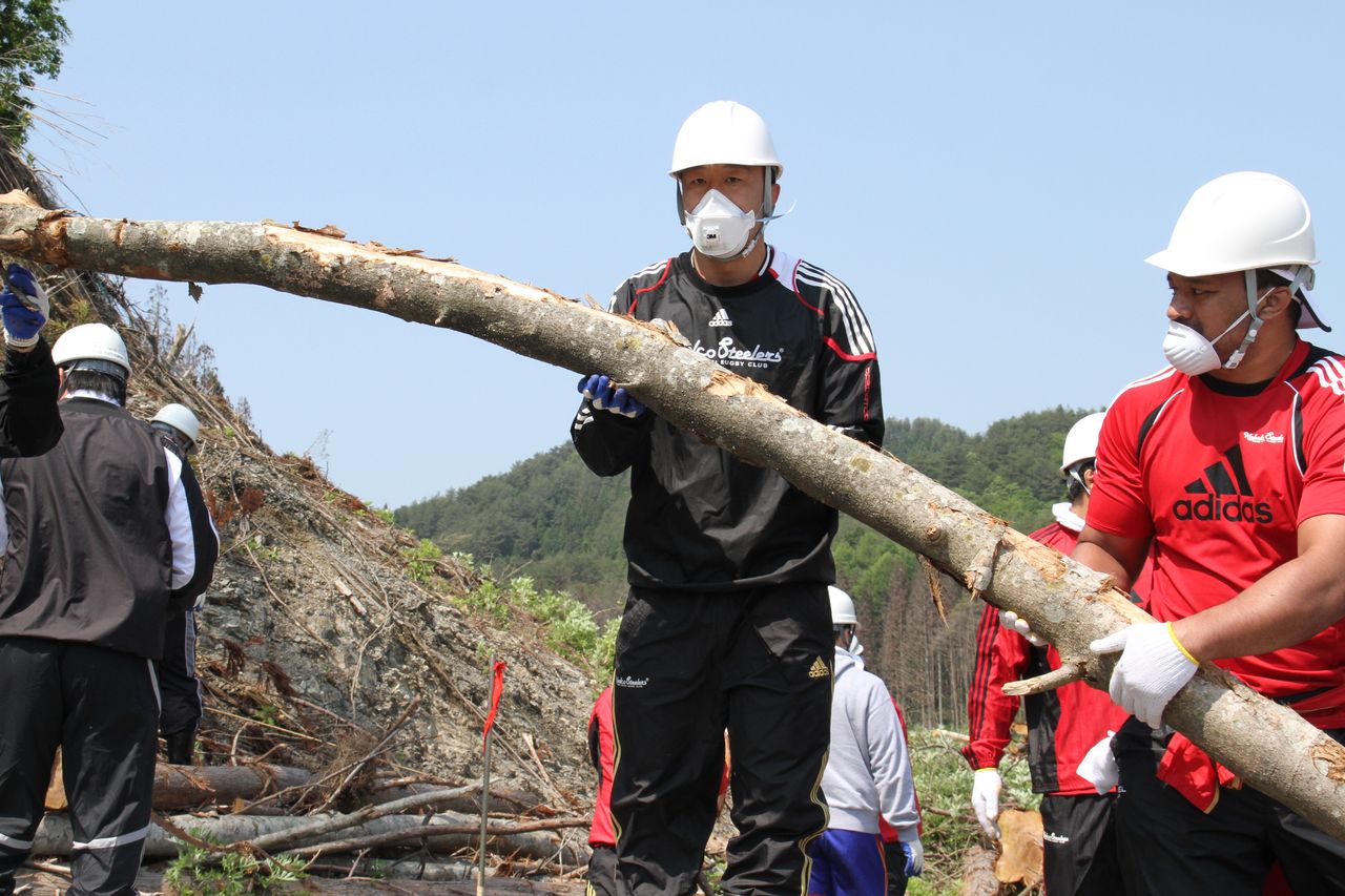 12年6月、神戸製鋼ラグビー部が釜石へ遠征の際、シーウェイブス選手と一緒に汚泥除去や木材撤去のボランティア作業を行った　©大友信彦 Nobuhiko Otomo
