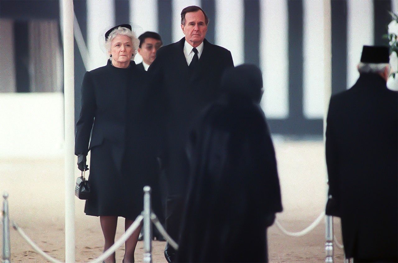 昭和天皇の「大喪の礼」で、拝礼を終え葬場殿を退出するブッシュ米大統領夫妻=1989年2月24日、東京・新宿御苑(時事)