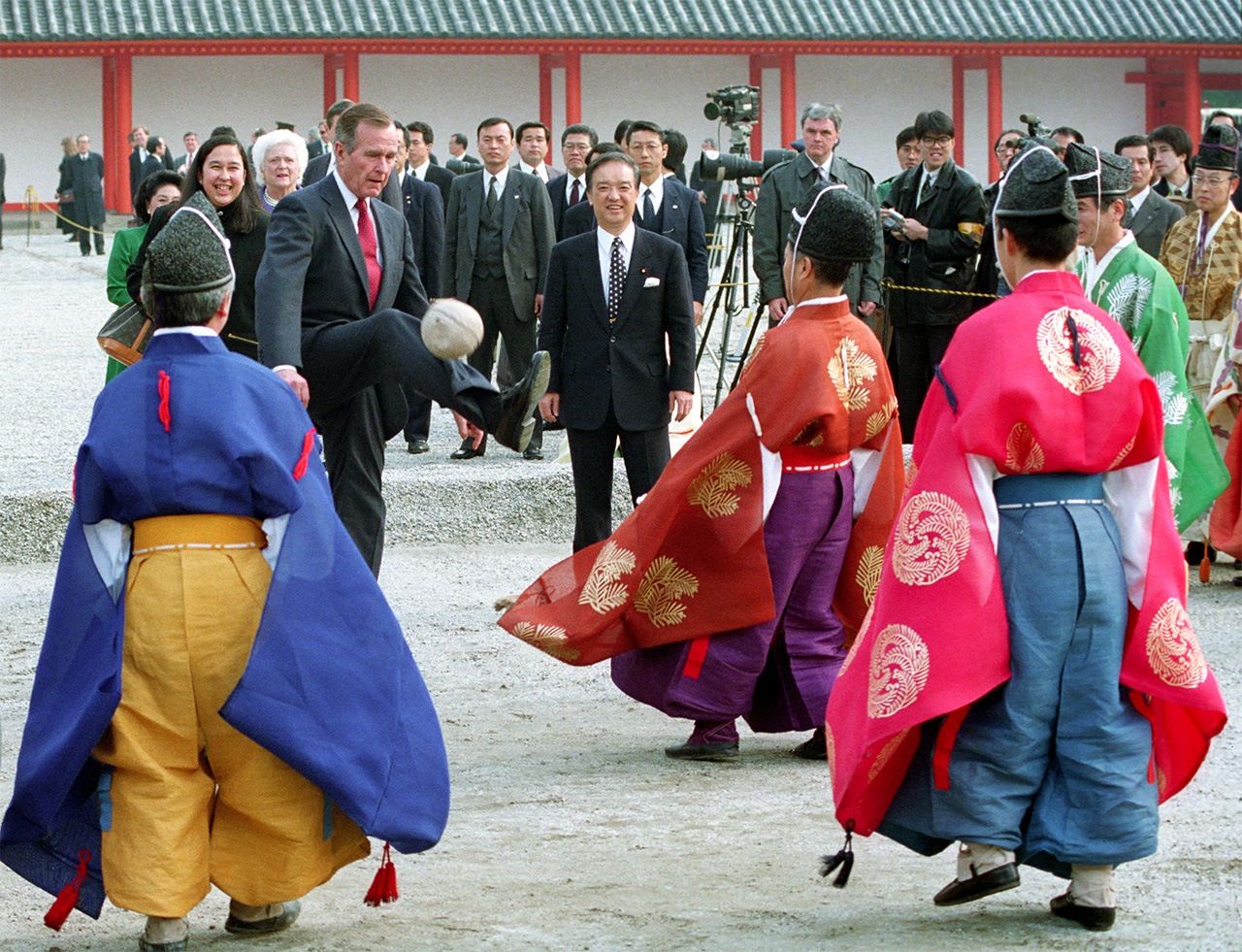 京都御所で蹴鞠を楽しむブッシュ米大統領。その右は海部俊樹前首相＝1992年1月7日、京都市上京区（時事）
