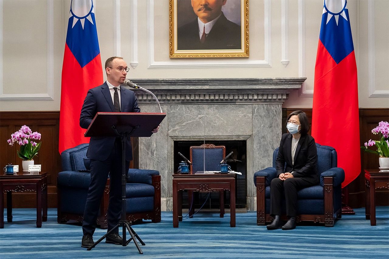 リトアニアの「台湾友好議員団」団長として蔡英文総統にあいさつする国会議員マルデイキス氏(2021年11月29日、台湾総統府提供)
