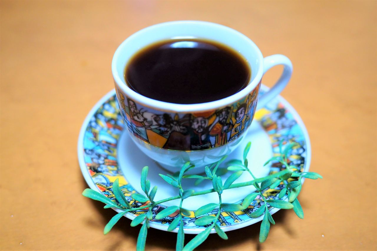 香り高いエチオピア式コーヒー。添えられるのは香草の一種。カップに浸せばコーヒーの風味が変わる　写真＝渕貴之