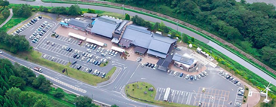 災害時に自衛隊・救急隊の支援拠点として利用された「道の駅 遠野風の丘」の駐車場(写真提供:道の駅 遠野風の丘)