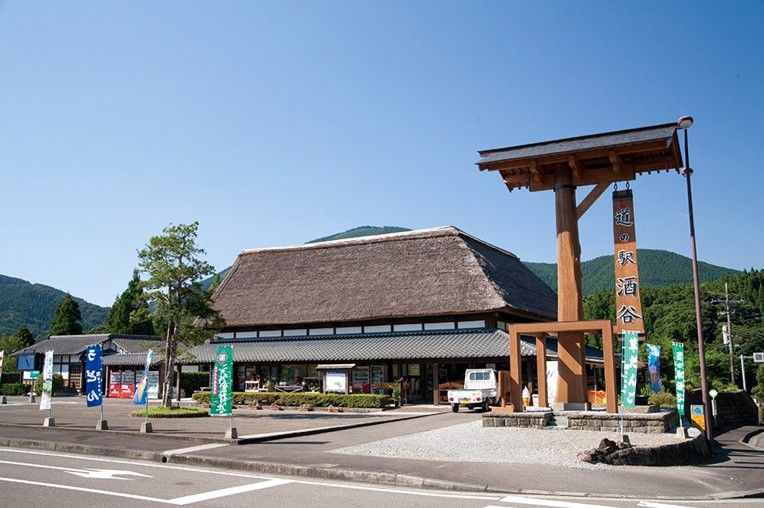 かやぶき屋根が特徴的な「道の駅 酒谷」の外観(写真提供:日南市観光協会)