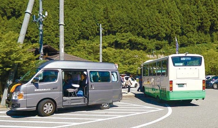 「道の駅 吉野路黒滝」の敷地内にあるコミュニティーバス(左)と路線バス(右)の乗り継ぎ所(写真提供:NPO人と道研究会)