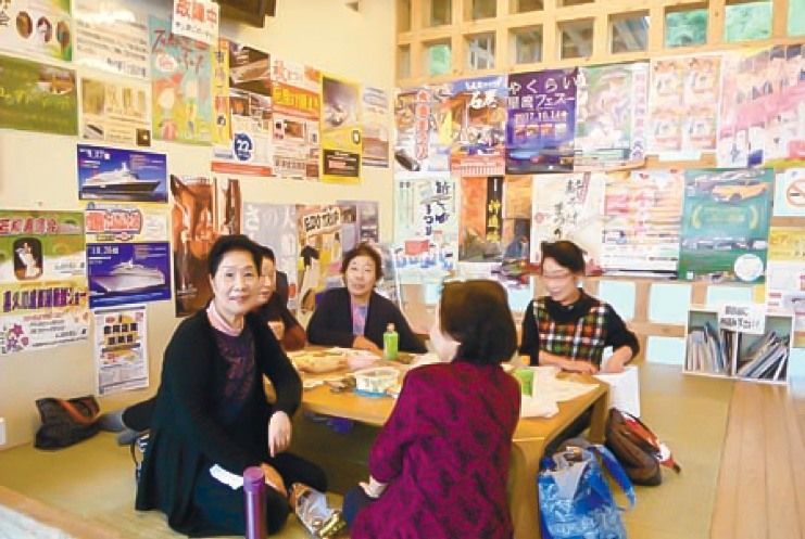 「道の駅 上品の郷」にあるバス待合所(写真提供:NPO人と道研究会)