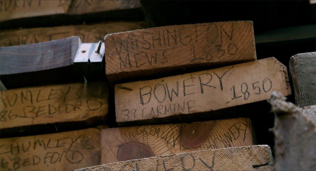 店の奥にストックされた古材。場所と年代が記されている ©MMXVⅢ Sphinx Productions.