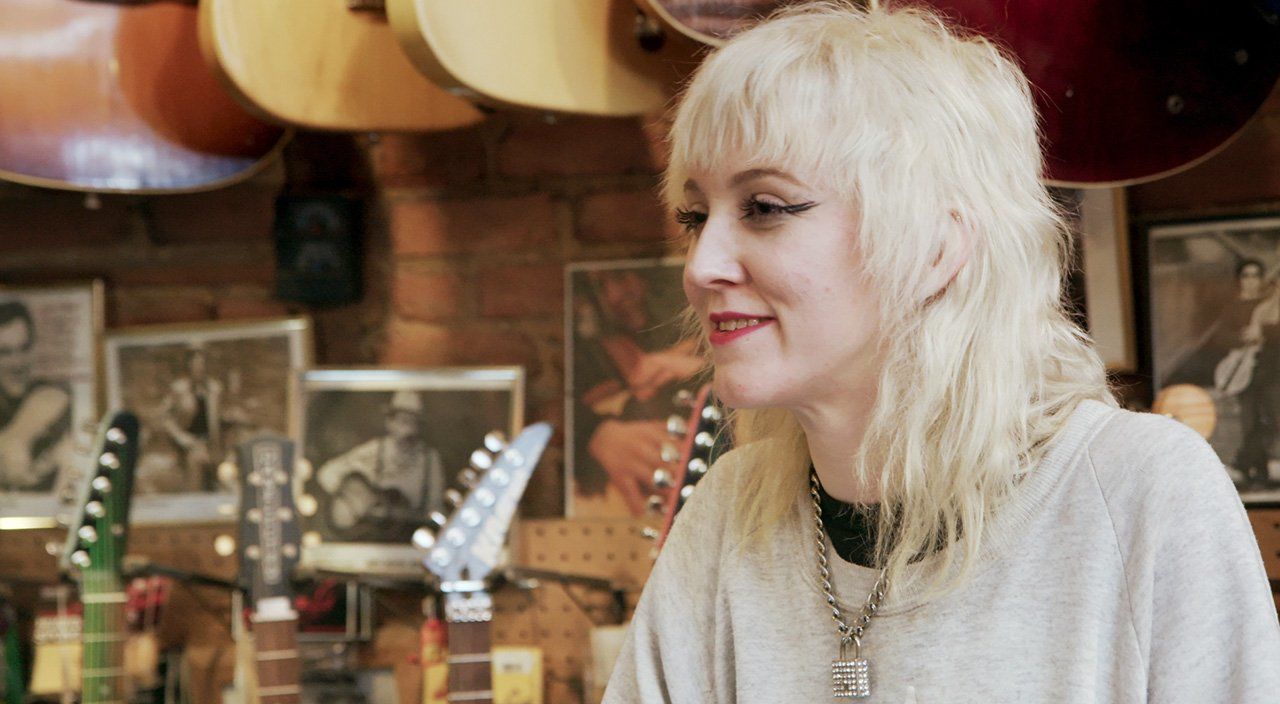 リック唯一の弟子、シンディ。性別や経験を問わず、ギター作りへの情熱とその人物が放つ波長だけで見極めたのがリックの人柄を物語る ©MMXVⅢ Sphinx Productions.