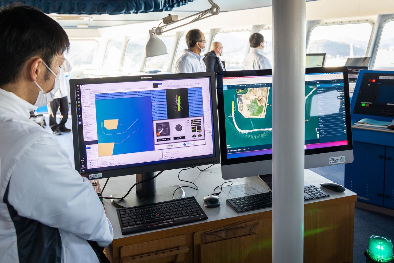 AIの指示を可視化する離着岸自動操船システムモニター（左）と、リアルタイムで船の位置を表示する操船状況モニター（右）