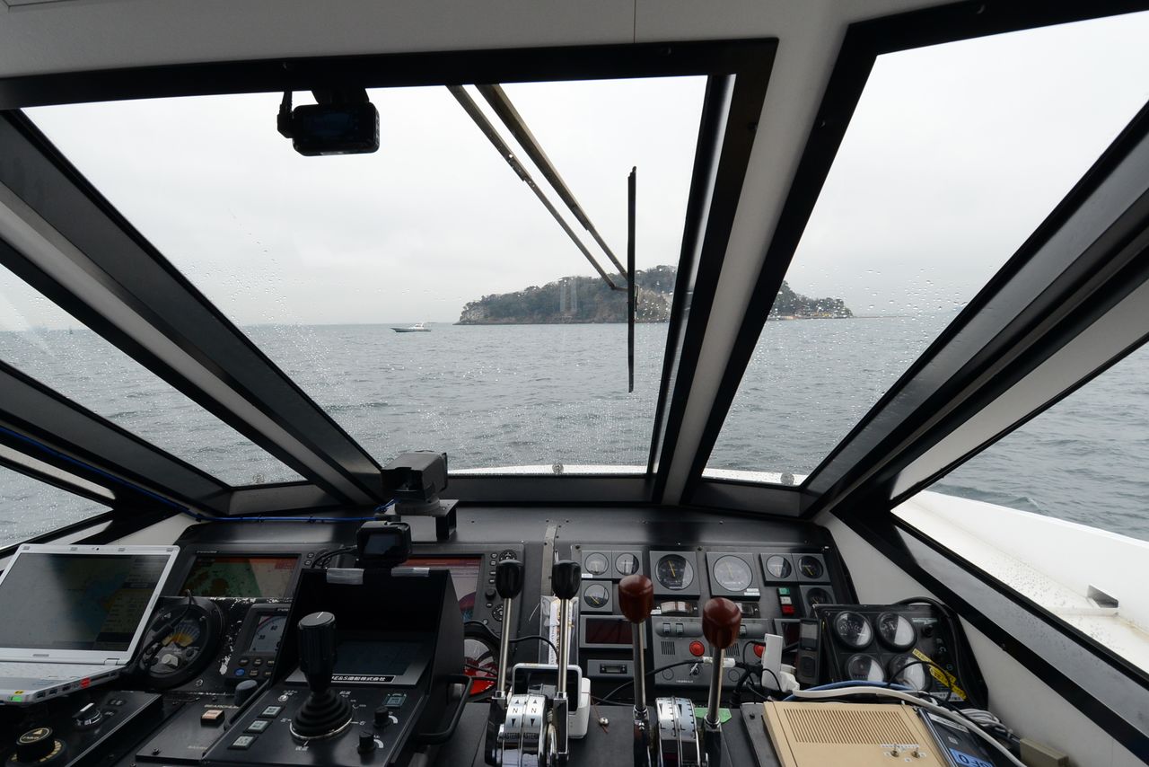 航行中の操舵室。スロットルなども自動で動く　写真提供：日本財団