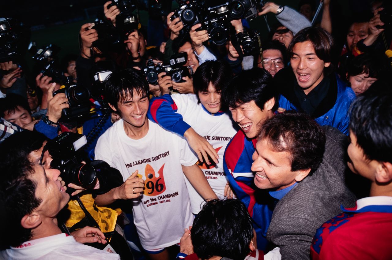 1996年の年間王者を決め、選手たちと喜ぶジーコ鹿島テクニカルディレクター（右から2人目）1996年11月9日　©KASHIMA ANTLERS