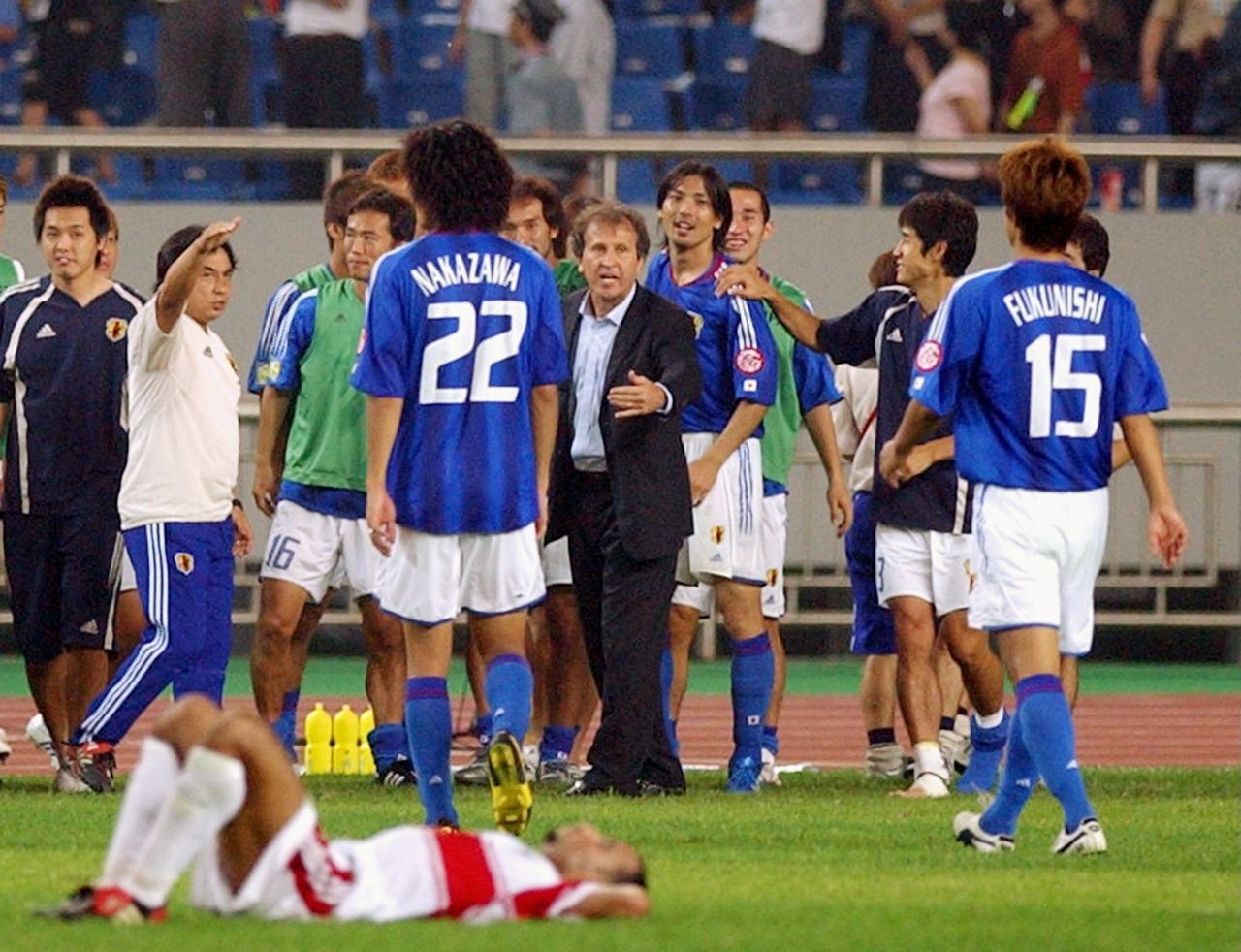 アジアカップ準々決勝のヨルダン戦、劇的なPK戦の末に勝利し、試合終了後、選手を迎えるジーコ日本代表監督（中央）（2004年7月31日、中国・重慶）　時事