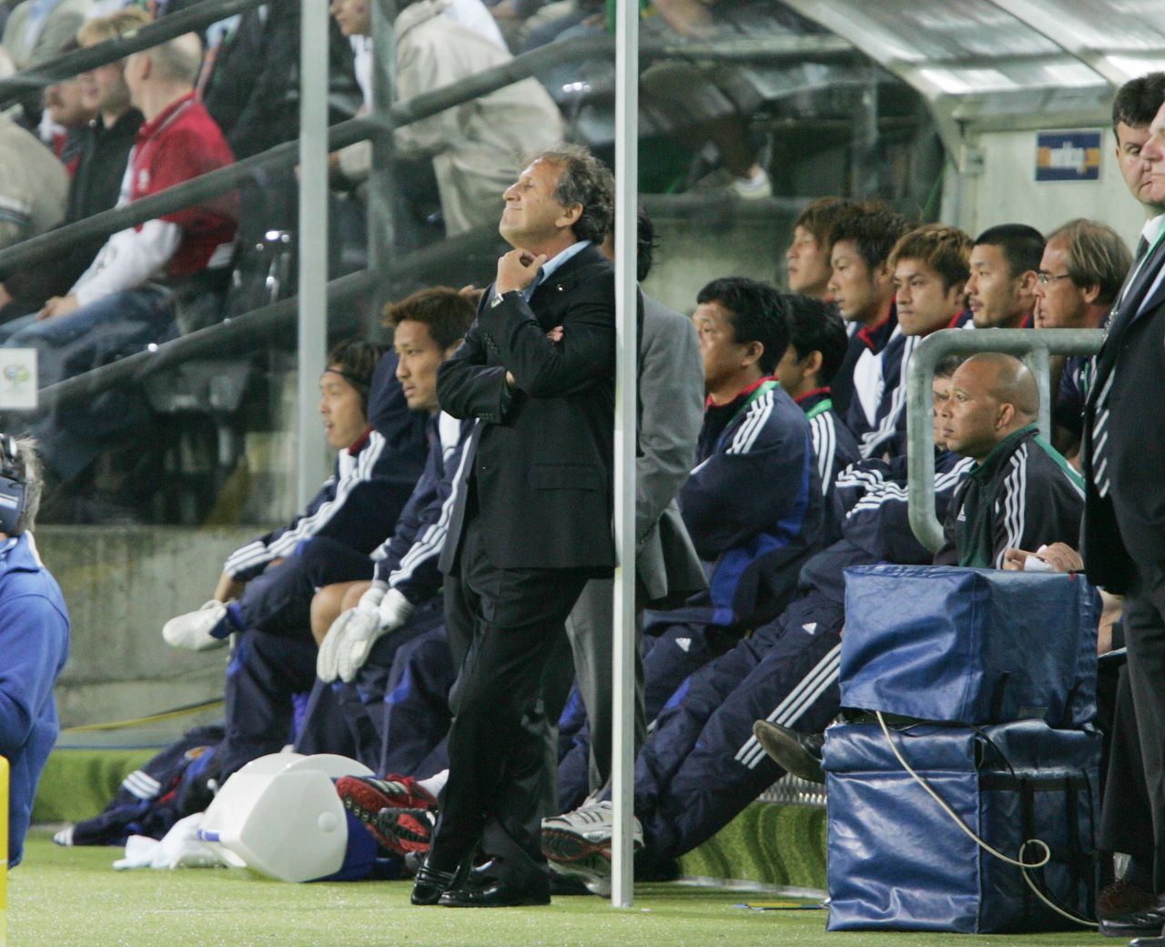 ドイツW杯の１次リーグ対ブラジル戦。試合終了後、１次リーグ敗退にぼうぜんとするジーコ監督ら日本ベンチ（ドイツ・ドルトムント）2006年06月22日　時事