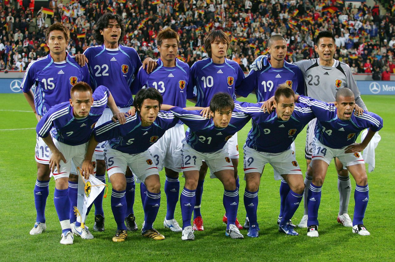 W杯ドイツ大会直前に行われたドイツとの親善試合前、集合写真に収まる日本代表先発メンバー（2006年5月30日、ドイツ レバークーゼン）Reuters