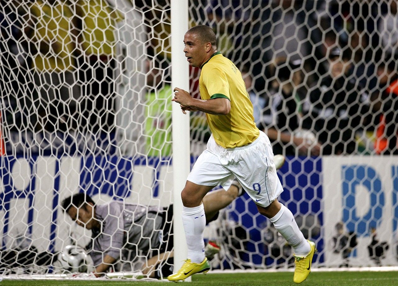 日本対ブラジル戦、ゴールを決めるロナウド。GKは川口（2006年6月22日、ドイツ ドルトムント）Reuters