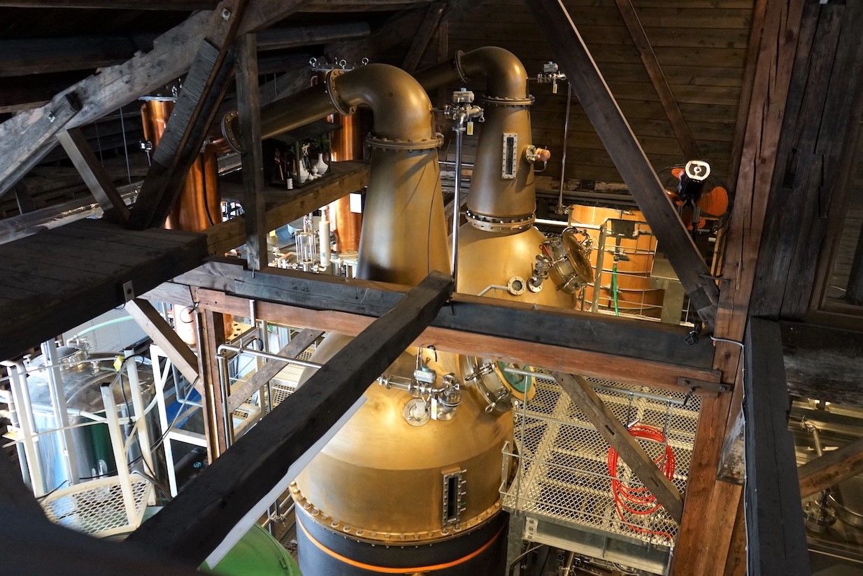 三郎丸蒸溜所では革新的な鋳造式のポットスチルを用いる。銅板を使ったおなじみのポットスチルとは景色からして異なる　筆者撮影