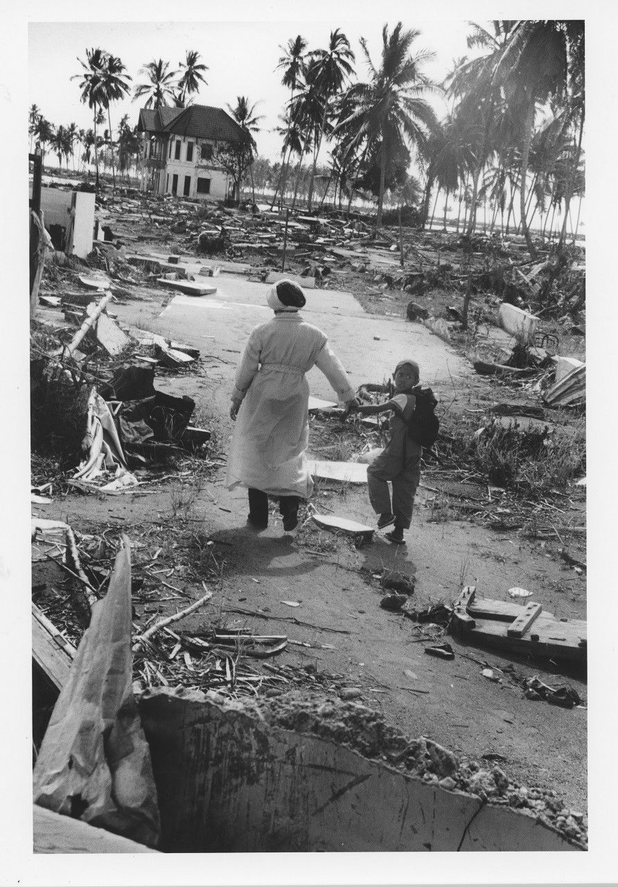大地震と津波の被災地テノムの街を視察する黒柳ユニセフ親善大使（インドネシア、2005年）撮影：田沼武能