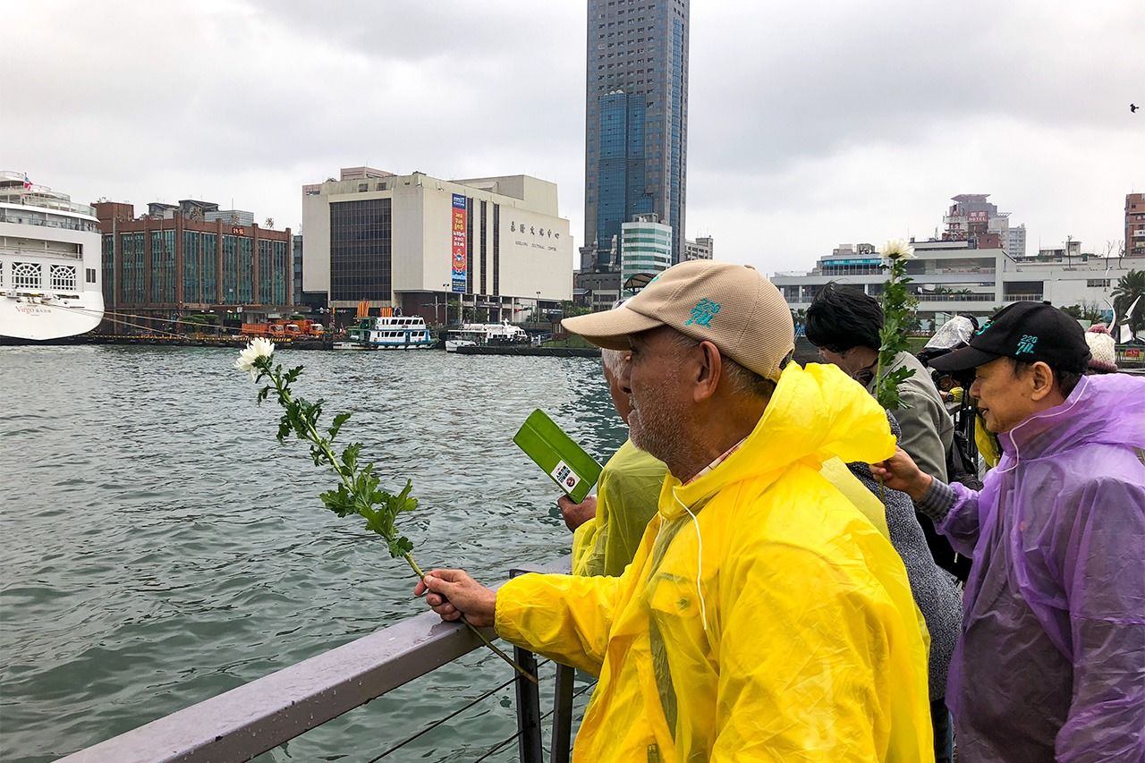 2018年基隆市の二二八追悼式典で海に向かって献花する被害者家族たち